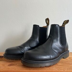 Dr. Martens 2976 Smooth Leather Chelsea Boots Size M8 US